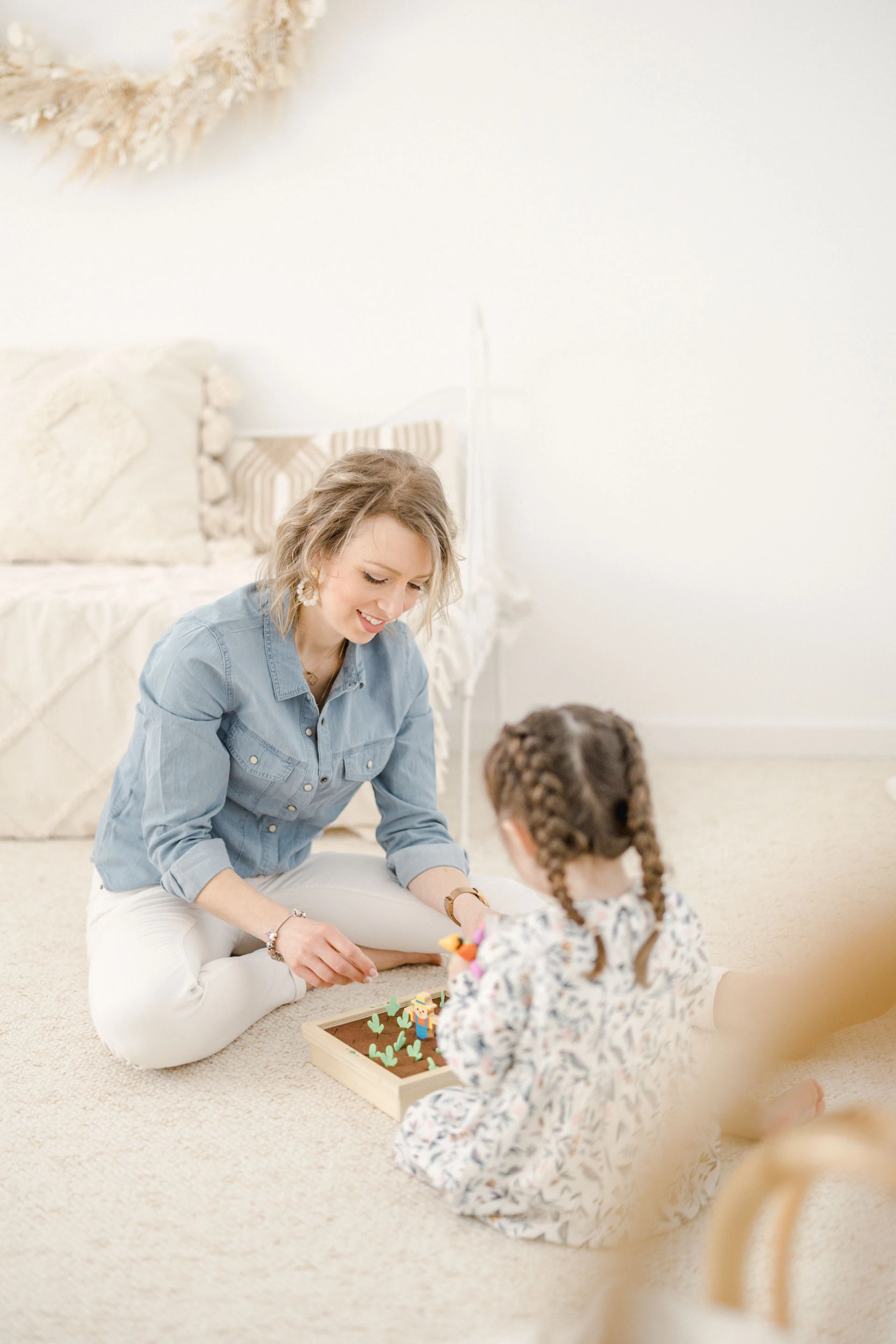 enfant bonheur jouer avec les enfants gris marron